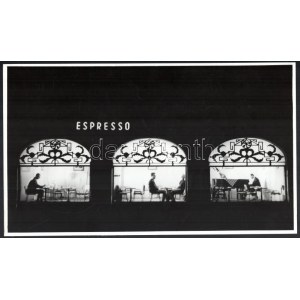 ca. 1965 Budapest, zenés ,,espresso esti kivilágításban, 1 db vintage fotó, ezüst zselatinos fotópapíron...