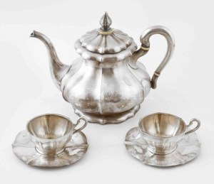 2 db ezüst (Ag) Teás kanna két csészével és aljjal, Bécs, XIX. sz. vége. Poncolt, jelzett, dianás jelzéssel...