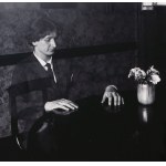 Stanisław Szukalski (1893 Warta k. Sieradza - 1987 Los Angeles), Autoportret przy stole, ok. 1920/2021