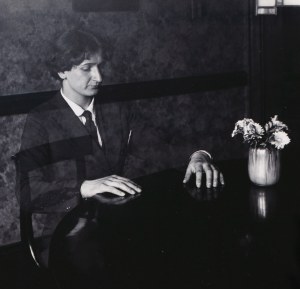 Stanisław Szukalski (1893 Warta u Sieradzu - 1987 Los Angeles), Autoportrét u stolu, asi 1920/2021