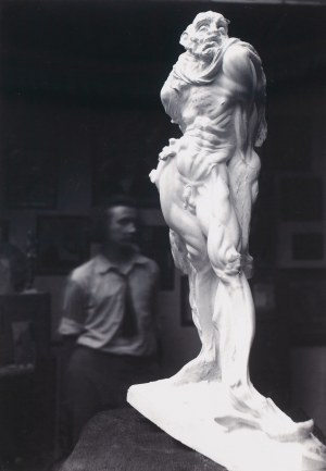 Stanisław Szukalski (1893 Warta bei Sieradz - 1987 Los Angeles), Selbstbildnis vor einer Skulptur, ca. 1914/2021