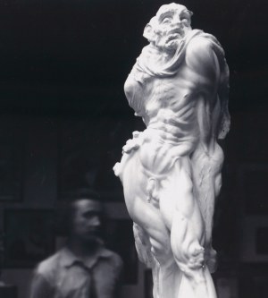Stanisław Szukalski (1893 Warta bei Sieradz - 1987 Los Angeles), Selbstbildnis vor einer Skulptur, ca. 1914/2021