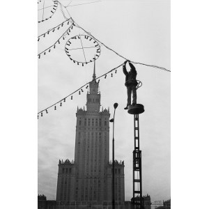 Irena Komar, Installation of Christmas lighting in Warsaw, 1973/2024