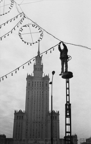 Irena Komar, Installation des illuminations de Noël à Varsovie, 1973/2024
