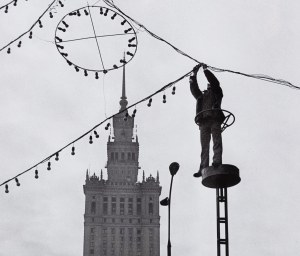 Irena Komar, Installation des illuminations de Noël à Varsovie, 1973/2024