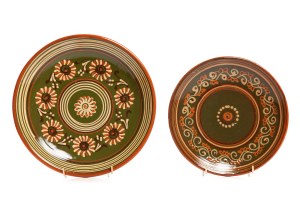 Súprava dvoch dekoratívnych tanierov, Družstvo ľudového a umeleckého priemyslu 