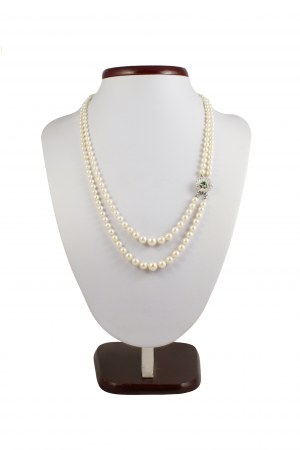 Double necklace of graduated pearls 3-7.5mm, gold clasp emerald 0.15ct