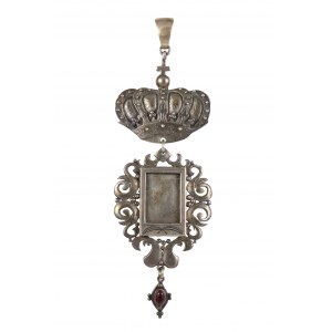 Silver medallion pendant, old style frame