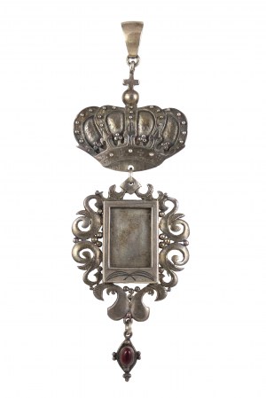 Silver medallion pendant, old style frame