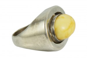 Stříbrný umělecký prsten s jantarově bílým oválem