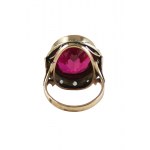 Art Deco rubínový prsteň s diamantmi