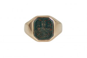 Gold coat of arms signet ring with heliotrope