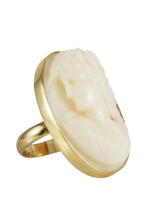 Złoty pierścień camea biały koral