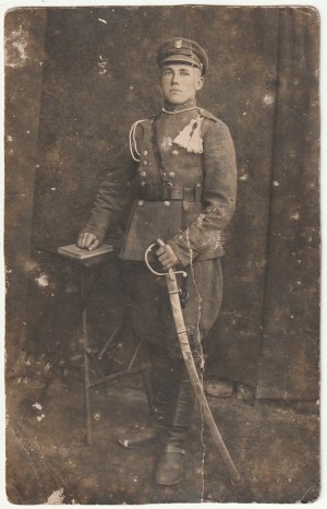 LEGIONISTA. Portret w mundurze (maciejówka z orłem strzeleckim) i z szablą