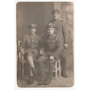 LEGIONIŚCI. Portret 3 legionistów, fot. w formie pocztówki