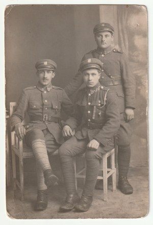 LEGIONIŚCI. Portret 3 legionistów, fot. w formie pocztówki