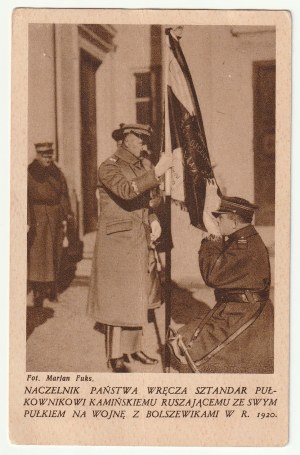 Józef PIŁSUDSKI. Das Staatsoberhaupt überreicht Oberst Kaminski eine Fahne