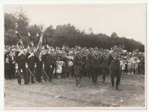 OSTRÓW MAZOWIECKA. Bannière de l'école des cadets de l'infanterie en uniformes de l'époque du Royaume du Congrès, août 1933