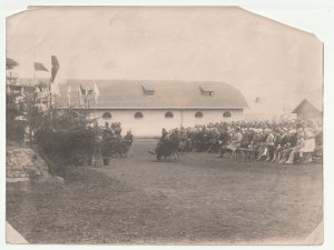 STAROGARD GDAŃSKI. Soubor 2 fotografií zachycujících slavnostní ceremoniály za účasti 2. pluku legionářských uhlanu.