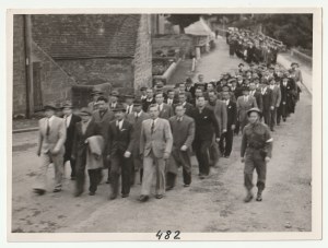 LONDON. Polish volunteers marching to training camps