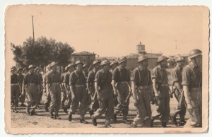 NEAPOL. Żołnierze 2 Korpusu Polskiego na ulicach Neapolu