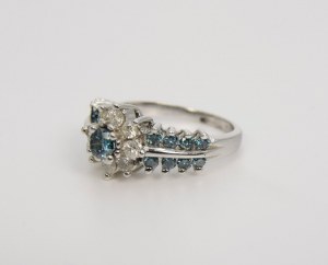 Ring mit Diamanten