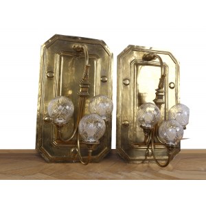 2 appliques, à trois bras avec des globes en verre taillé, vers 1910/20