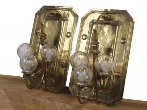 2 appliques, à trois bras avec des globes en verre taillé, vers 1910/20
