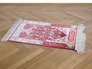 Orientalny dywan, otaczające kartusze z napisami