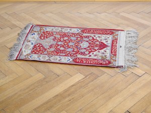 Orientalny dywan, otaczające kartusze z napisami