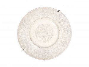 Malý talíř s reliéfním vyobrazením ve stylu Caspara Enderleina