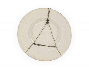 Malý talíř s reliéfním vyobrazením ve stylu Caspara Enderleina