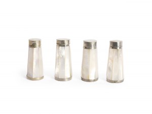 2 pairs of salt and pepper shakers