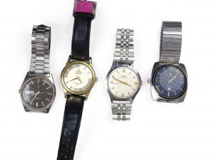 Lot mixte : 4 montres-bracelets