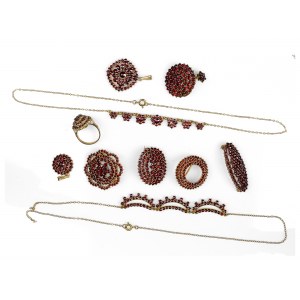 Collection of garnet jewellery: 10 pieces