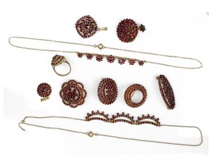 Kolekce granátových šperků: 10 kusů