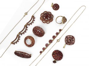 Collection of garnet jewellery: 10 pieces