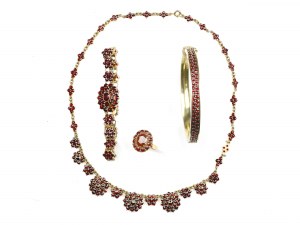 Zmiešaná položka: 4 kusy granátových šperkov