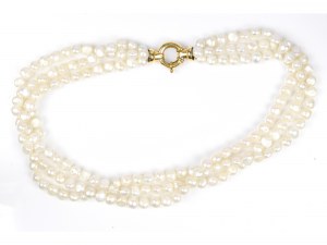 Trojradový perlový náhrdelník