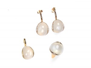 Jewellery set: pair of earrings, pendant & ring