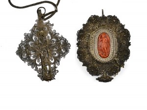 2 pendentifs rosaires avec sculpture en corail et avec croix