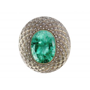 Přívěsek z drahého kovu, osázený drobnými diamanty, uprostřed velký smaragd