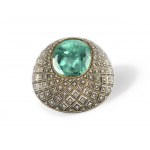Pendente, montatura in metallo prezioso, con piccoli diamanti incastonati, grande smeraldo al centro