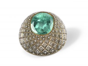 Prívesok z drahého kovu, osadený malými diamantmi, uprostred veľký smaragd