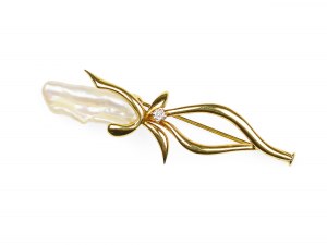 Brooch with natural pearl