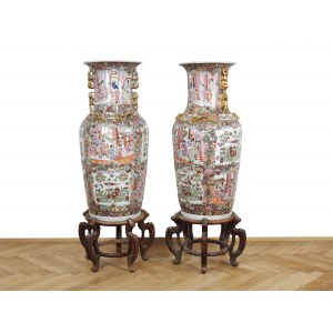 Paar Vasen mit Holzsockel, China