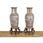 Paar Vasen mit Holzsockel, China