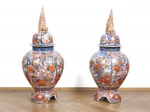 Paire de grands vases à couvercle Imari, Japon, période Meiji, 1868-1912