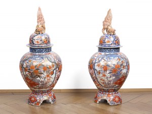 Coppia di grandi vasi con coperchio Imari, Giappone, periodo Meiji, 1868-1912