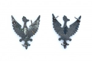 Pár obojkových odznakov s orlom pre absolventa